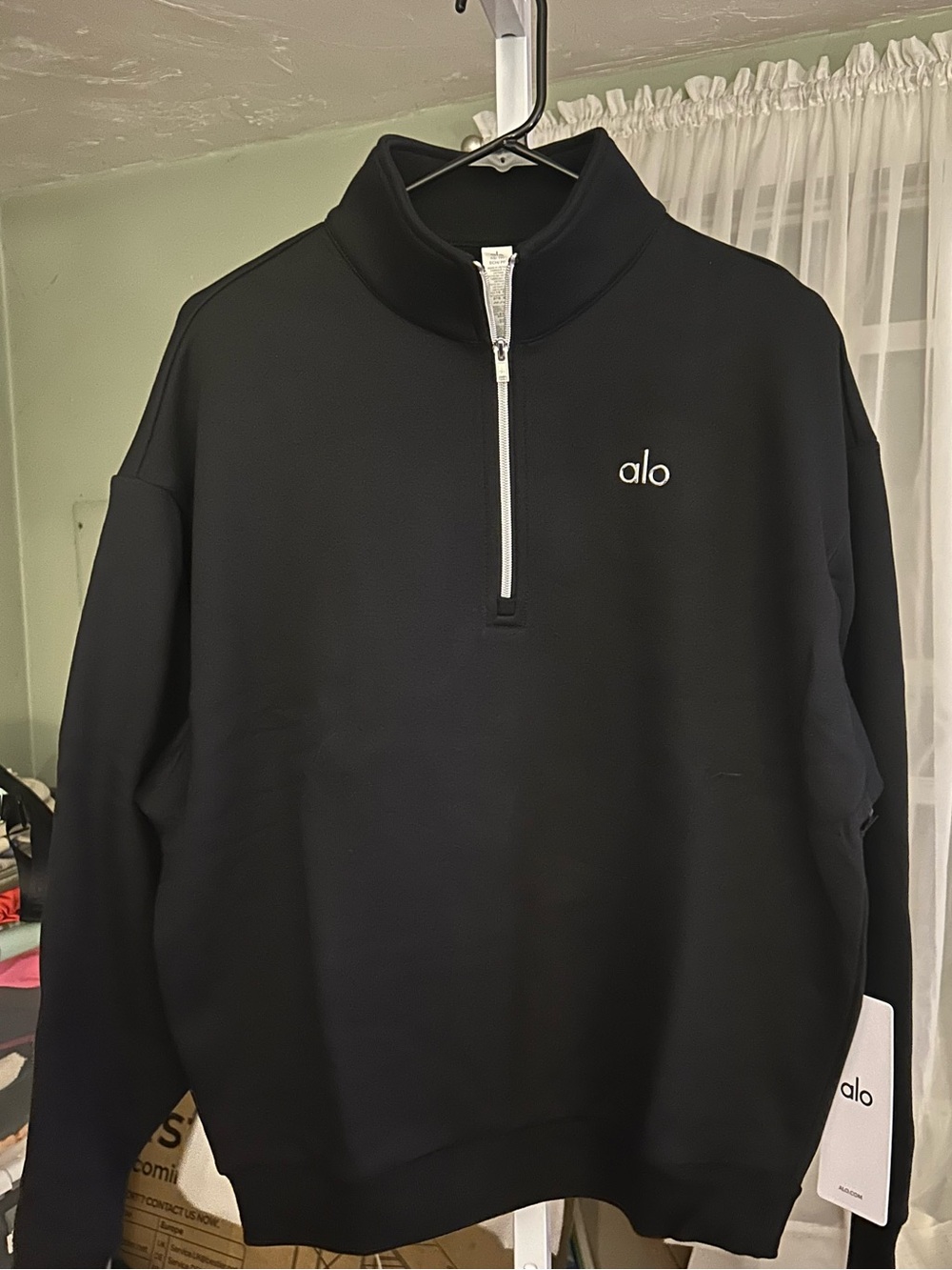 ALO Yoga Unisex 1/4 Zip Pullover in Black